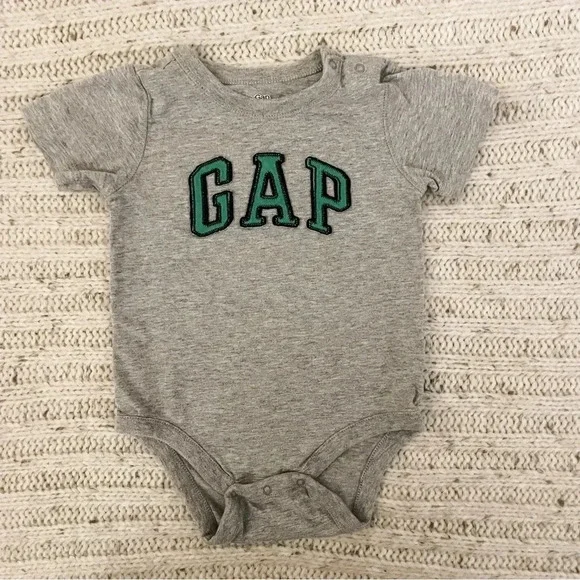 GAP‎ 12-18 months gray and green short sleeve onesie​