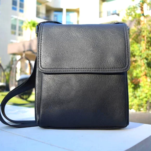 A R New York Women's Black Leather Multi Compartment Messenger-Style Crossbody