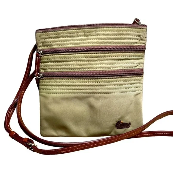 DOONEY & BOURKE, CROSSBODY BAG. NYLON EXTERIOR WITH BROWN LEATHER TRIM.