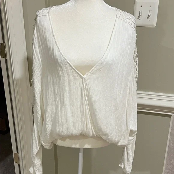 Free People Cream Elastic hem Blouse with Lace Sleeve Detail, EUC, L