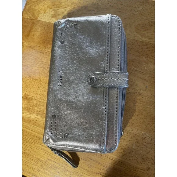 THE SAK Iris Smartphone Convertible Crossbody Wallet Purse Metalic Silver Flaw