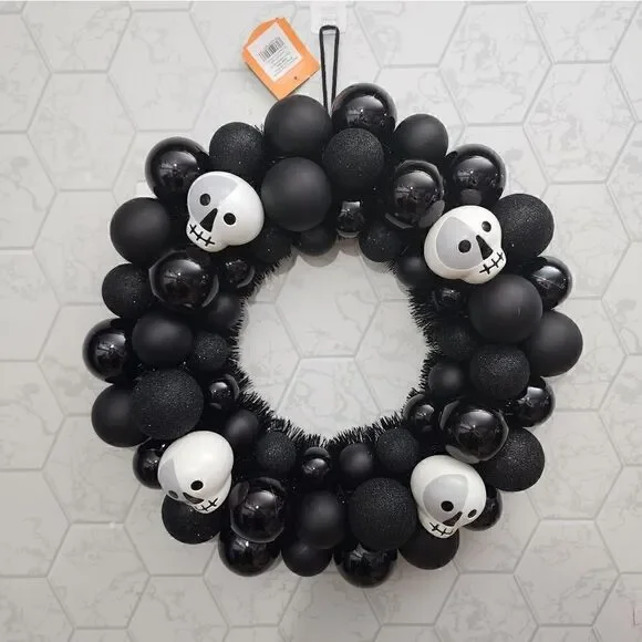 Target Halloween Wreath Shatterproof Bulbs & Skulls Hyde & Eek Black  17 Inches