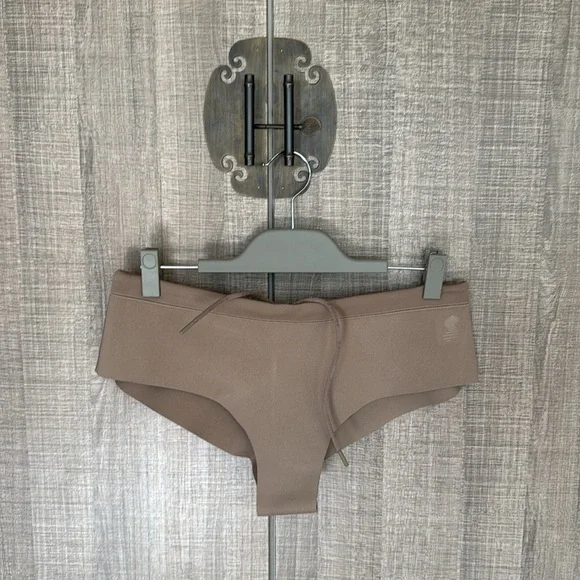 SKIMS Sport Swim Cheeky Bottom | Desert‎