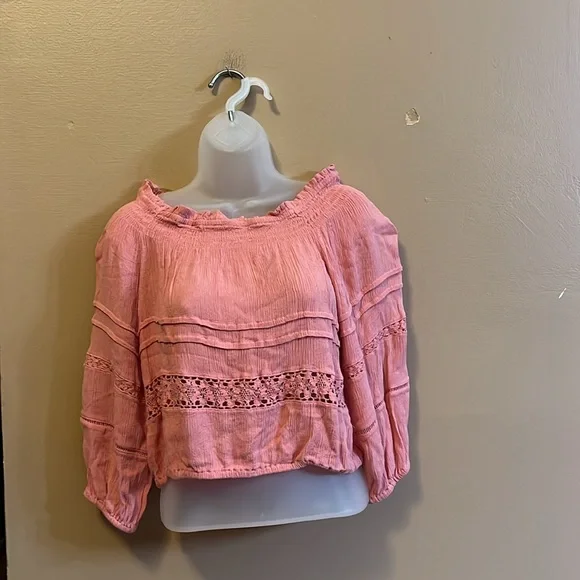 Aeropostale • Lace Detail On or Off Shoulder Top