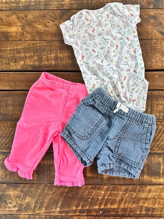 Carter’s Giraffe Matching Set