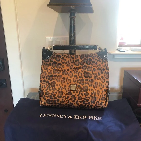 Dooney and Bourke  Preowned Hobo Leather Handbag