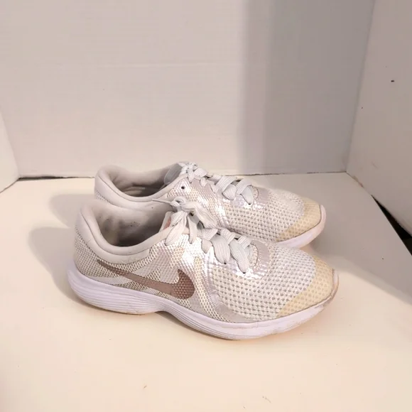 Nike Youth‎ White Revolution 4 Metallic Red Bronze Sneakers 943306-100 Size 5.5