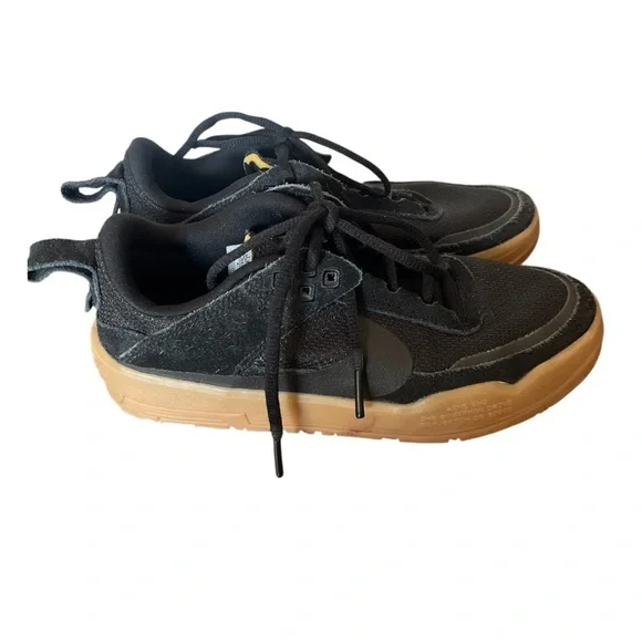 NWOT Nike Kids SB Day One Skate Shoe Black and Gum color Sneakers-Size 4.5
