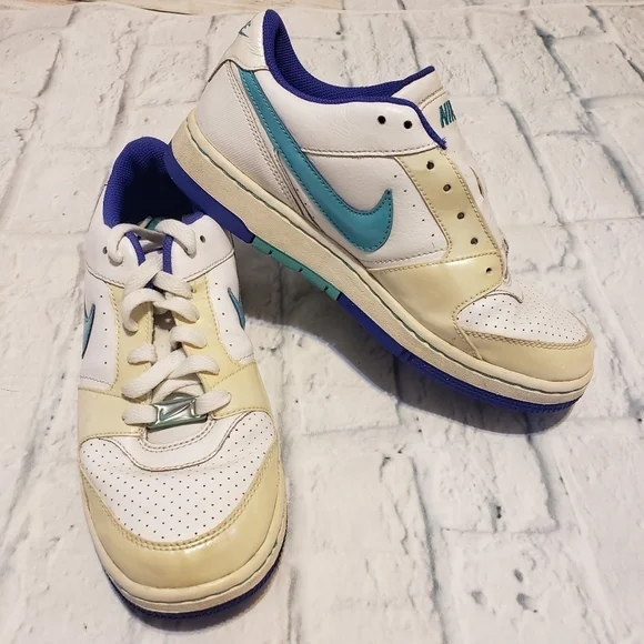 Nike size 5.5 youth women's 7.5