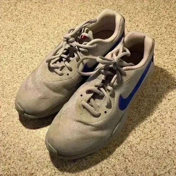 VGUC Boys Nike Air - Size 4Y