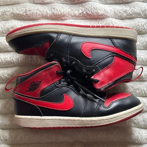 Nike Kids Black and Red Sneakers