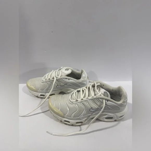 Nike Air Max Plus TN Triple White Sneakers Size 5.5Y / Women’s 7 Used