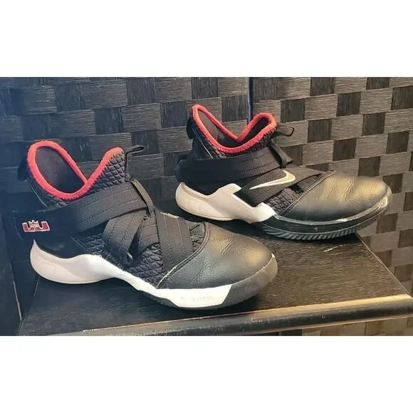 Nike Lebron James S-12/2226 size 6Y‎