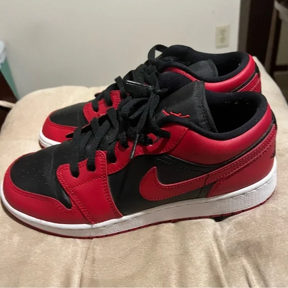 Nike Black‎ and Red Athletic Shoes