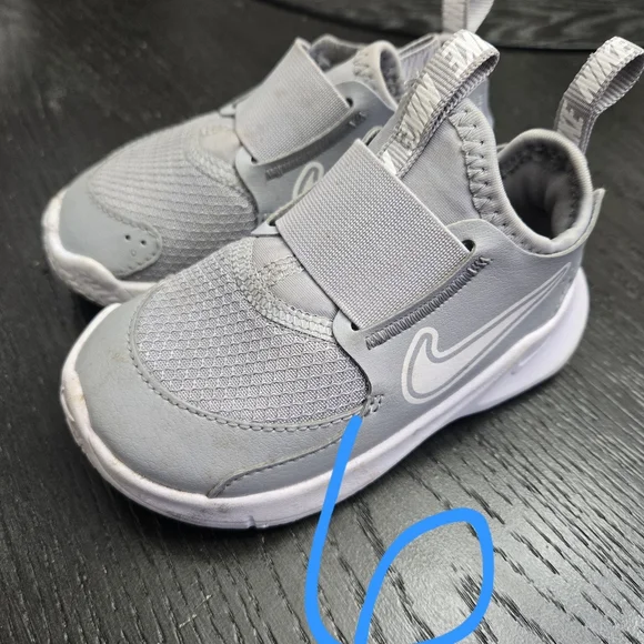 Nike Kids Sneakers in Gray and White