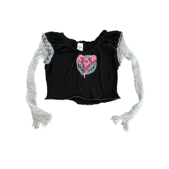 Minipng -Long Net Sleeve Heart Detail Crop Tee on Black & Gray