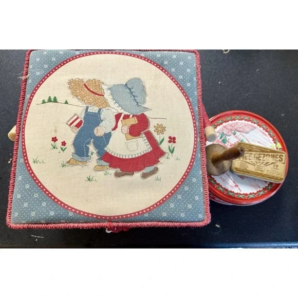 Vintage Sewing Basket Filled w/ Notions Buttons Thread – Holly Hobbie Style