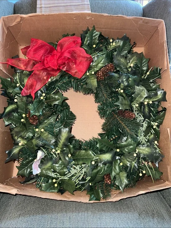 Hallmark 2004 Wreath with Ornament Hooks- NIB SFH - very hard to find