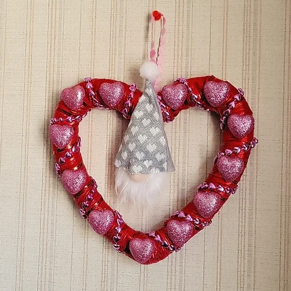 HAND CRAFTED WREATH VALENTINE'S GNOME HEARTS