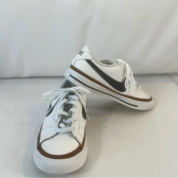 Nike Kids White and Black Sneakers size: US 4 Y