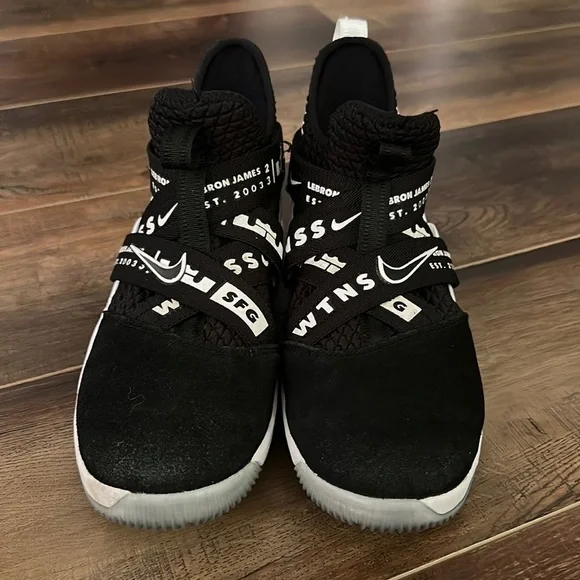 NIKE. LEBRON JAMES. BLACK & WHITE‎ WITNESS MID TOP ATHLETIC SHOES size 7Y