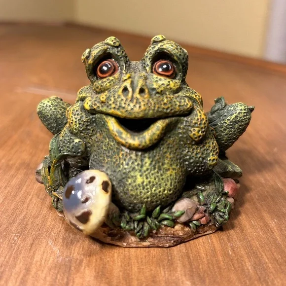 1999 Frog Follies By Character Collectibles Frog/Toad Sitting in Grass Vintage