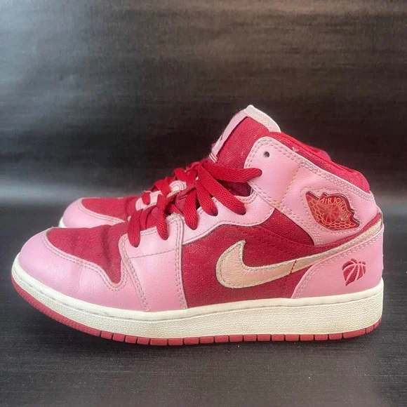 Nike Air Jordan‎ 1 Mid Kids 4.5Y Valentines Day Heart Pink Red Basketball Shoes
