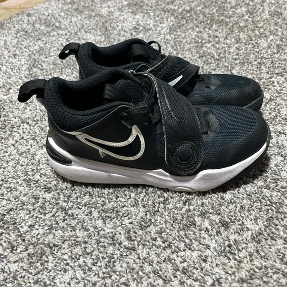 Nike Boys Team Hustle D 11 DV8994-002 Black Gold Shoes Sneakers Size 3Y Youth