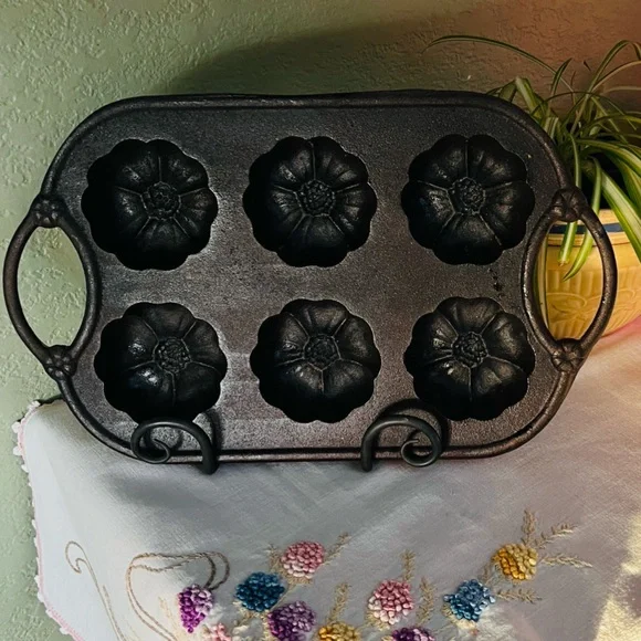 Vintage ROWOCO Cast Iron Pumpkin 🎃 Cakelet / Muffin Pan – Made in Taiwan