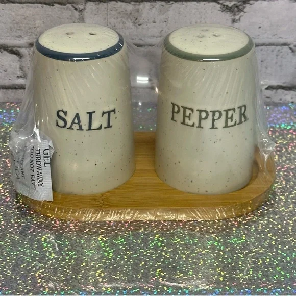 Salt And Pepper Shaker Set With Wood Base Beige NEW