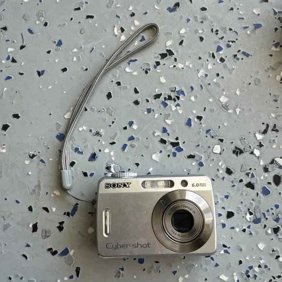 Sony Cyber-shot DSC-S500 6.0MP Digital‎ Camera Parts Only Does Not Turn On