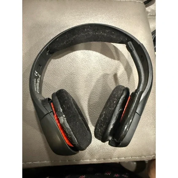 Plantronics‎ GameCom 818H Wireless Gaming Headset Black Red only