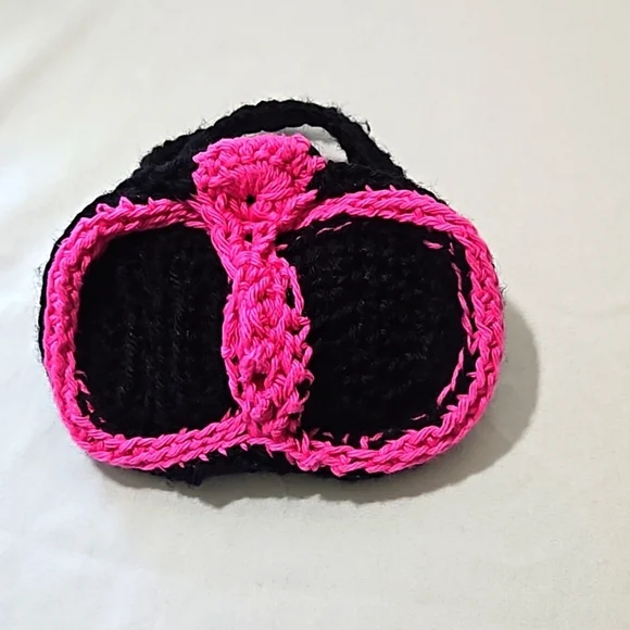 Hand Crafted Hand Knit Crochet Hand bag black & Barbie Pink Bow silhouette 6