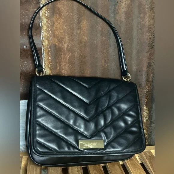 Steve Madden Black Quilted Shoulder Bag Gold logo