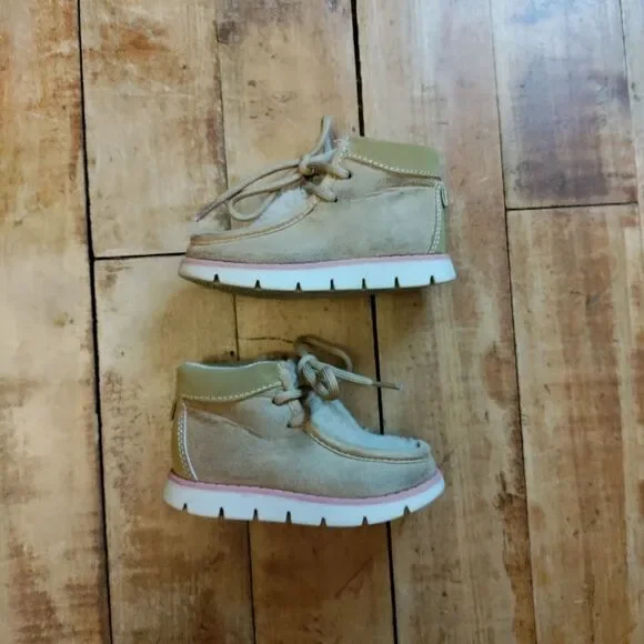 Oshkosh boots size 5 tan girls Sherpa detail  pink