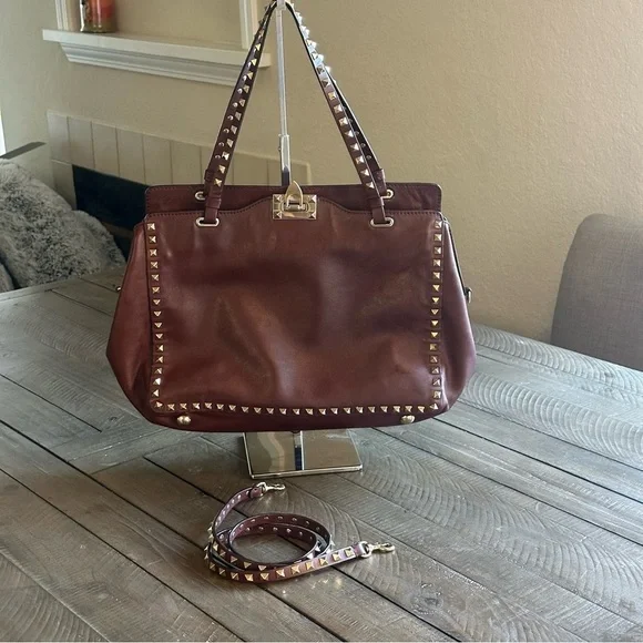 💎VALENTINO GARAVANI Pebbled Calfskin Medium Rockstud Tote Rubin EUC💎