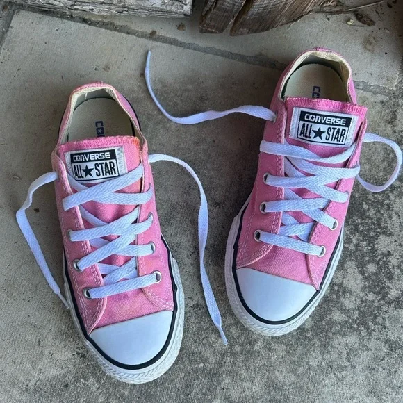 Converse All Star Chuck Taylor‎ Pink Sneakers with White Accents youth Sz-2. I