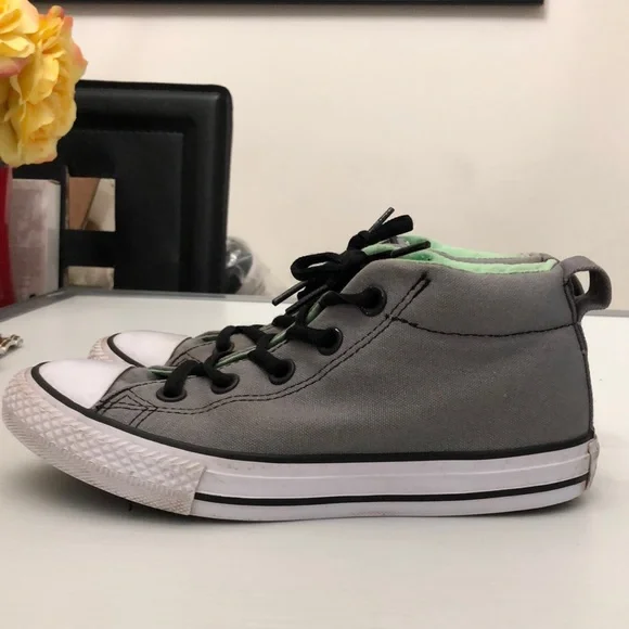 CONVERSE ALL STAR MED TOP SNEAKERS KIDS SIZE 2