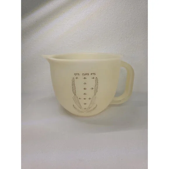 Vintage cream colored Tupperware measuring pitcher 8 cups kitchen Collectible