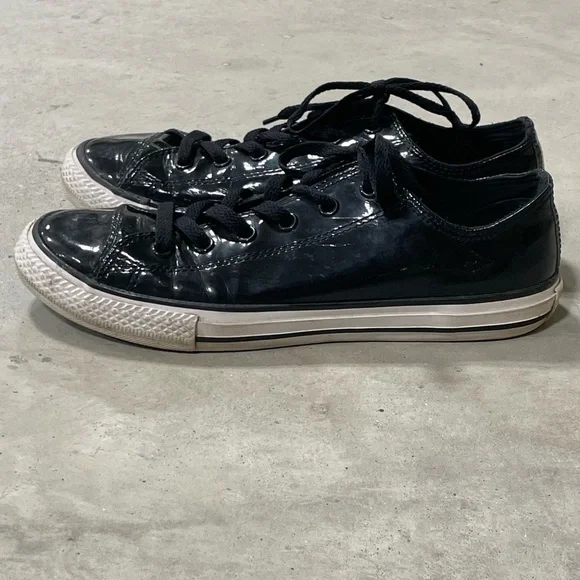 Converse Black Patent low cut Chuck Taylor shoes size 5 Youth Junior