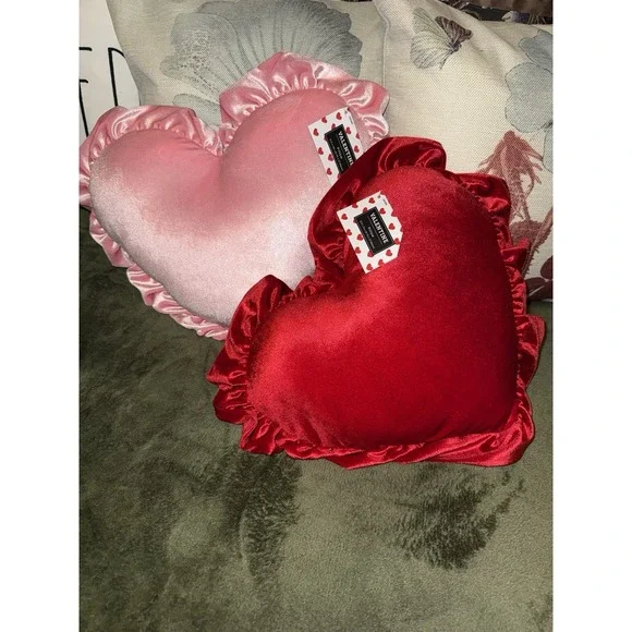 2 Pcs Heart‎ Shaped Accent Pillows Valentine's Day Ruffle Throw Red Pink New