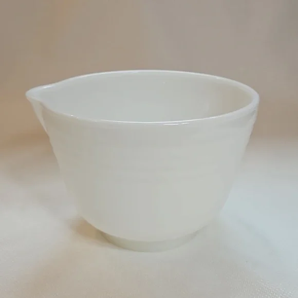 Vintage 40s PYREX Hamilton Beach White Milk Glass Mixing Bowl W/ Pour Spout  USA