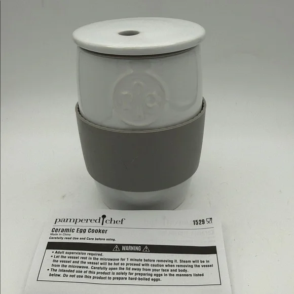 Pampered Chef White Ceramic egg oatmeal Cooker w/ Gray silicone Grip vent hole
