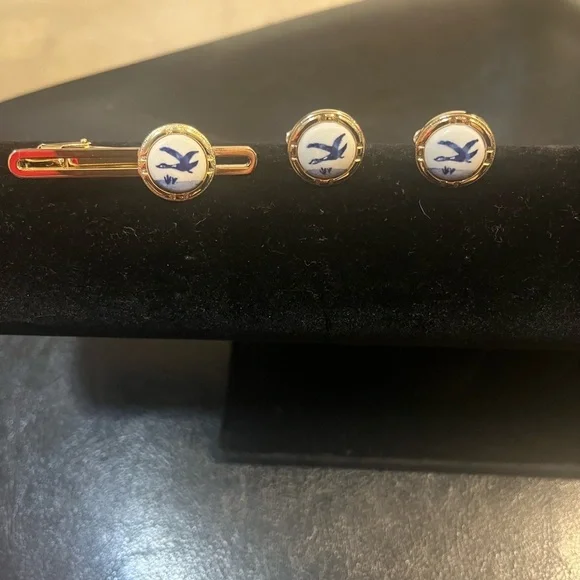 Delft Holand  Tie clip‎ hand cuff Gold and Blue Bird Design Men's Accessory Set