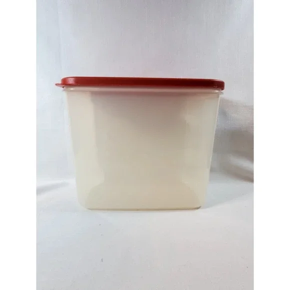 Rubbermaid ● 16.2 Cup Food Storage Container 3.8L Red Lid ● Made‎ in USA