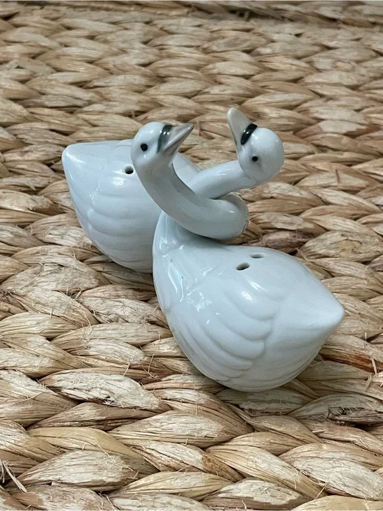 Vintage Norcrest White Ceramic Salt and Pepper Swans Made in Korea 3”
