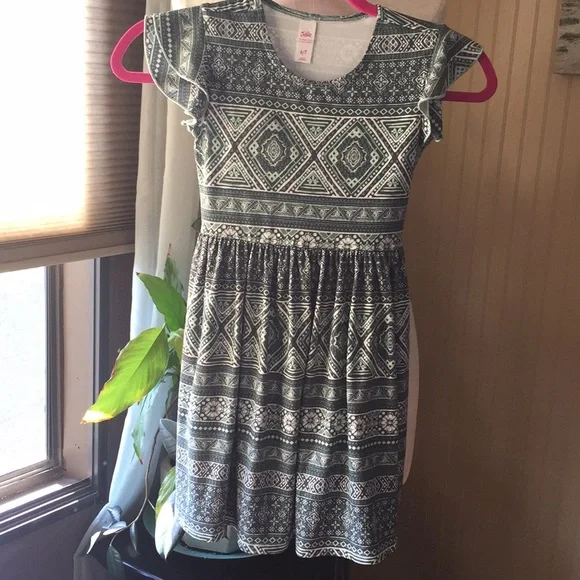 Justice dress size 6/7 green and white short‎ sleeve