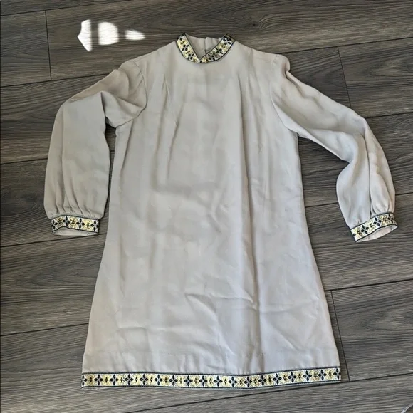 Vintage mod go-go style  long sleeve dress size 7 made of rayon