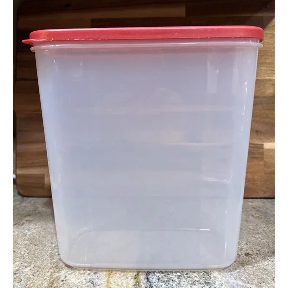 Rubbermaid 7N04 Red 21 21.1 Cup Dry Food Storage‎ Container with Lid