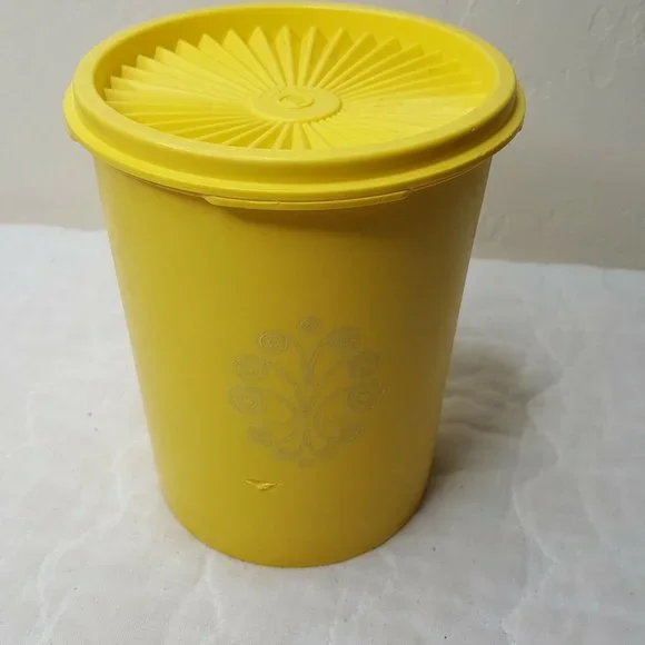 Tupperware Vintage Yellow Canister 811-14 w Starburst Lid Appx 6